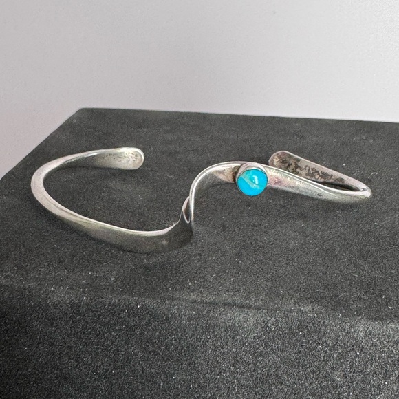 Sterling Silver Wave Twist Turquoise Signed Native American Cuff - Picture 1 of 7